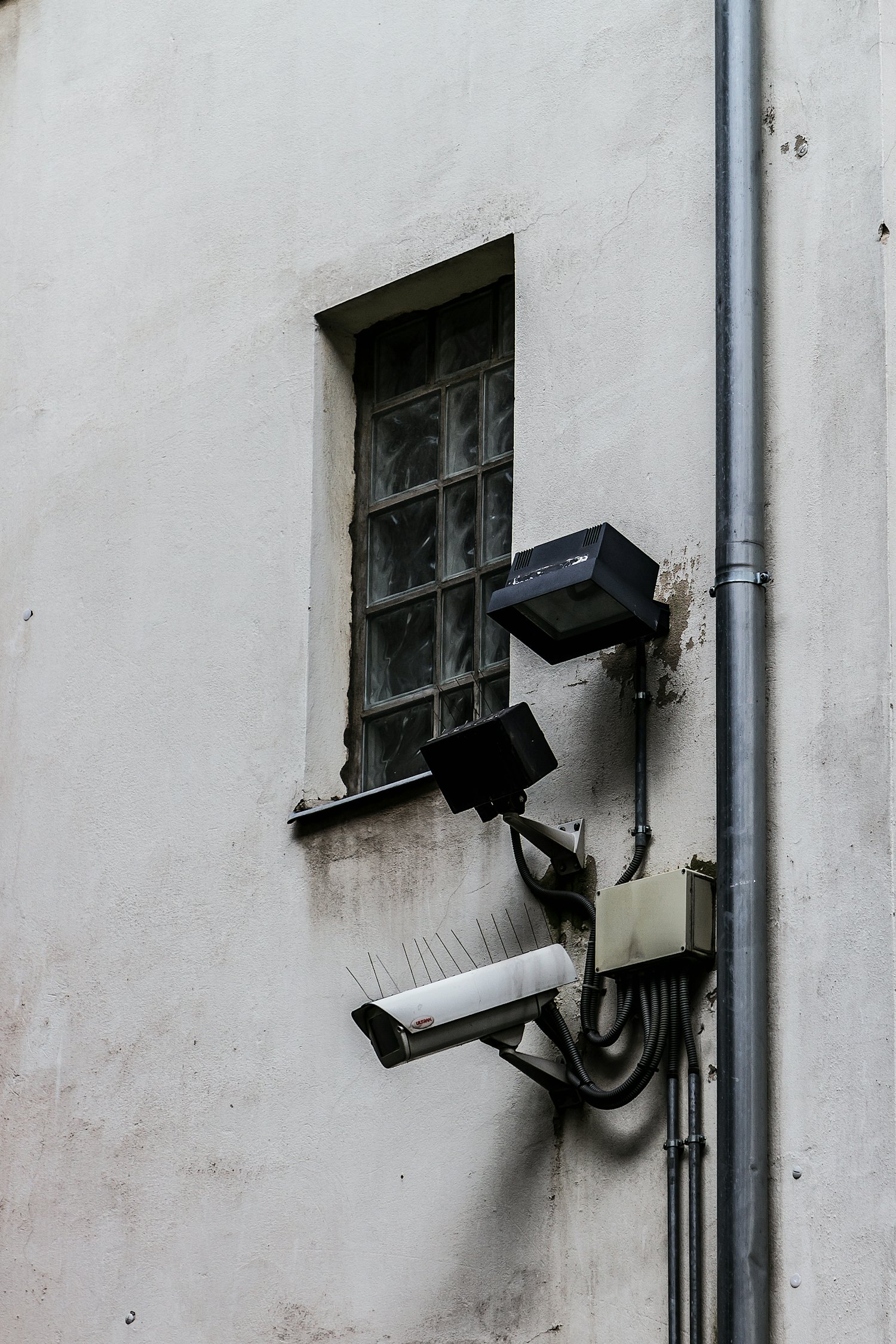 Intelligent surveillance camera array