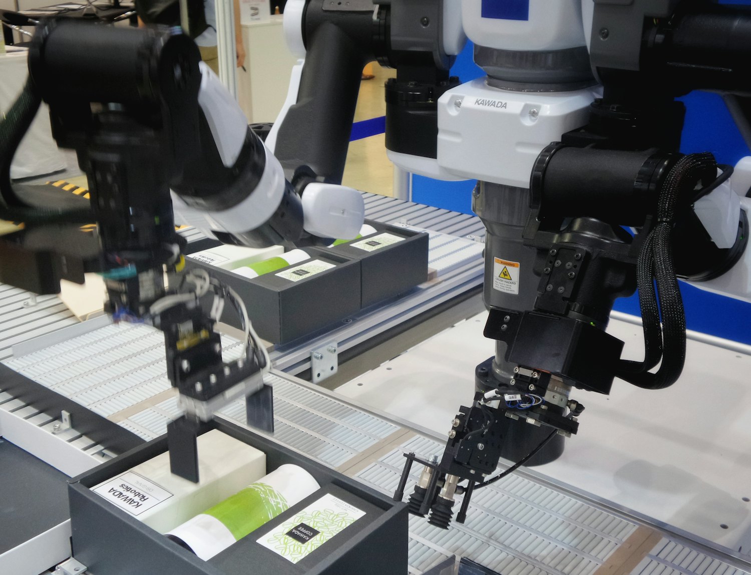 Industrial robotic arm guided by machine vision